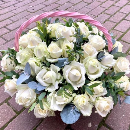 корзина с белыми розами - купить с доставкой в Брянске