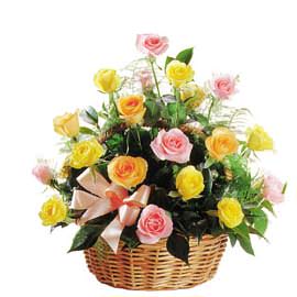 Корзинка с желтыми и розовыми розами с доставкой в Брянске